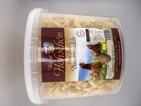 Breite Nudeln im Eimer